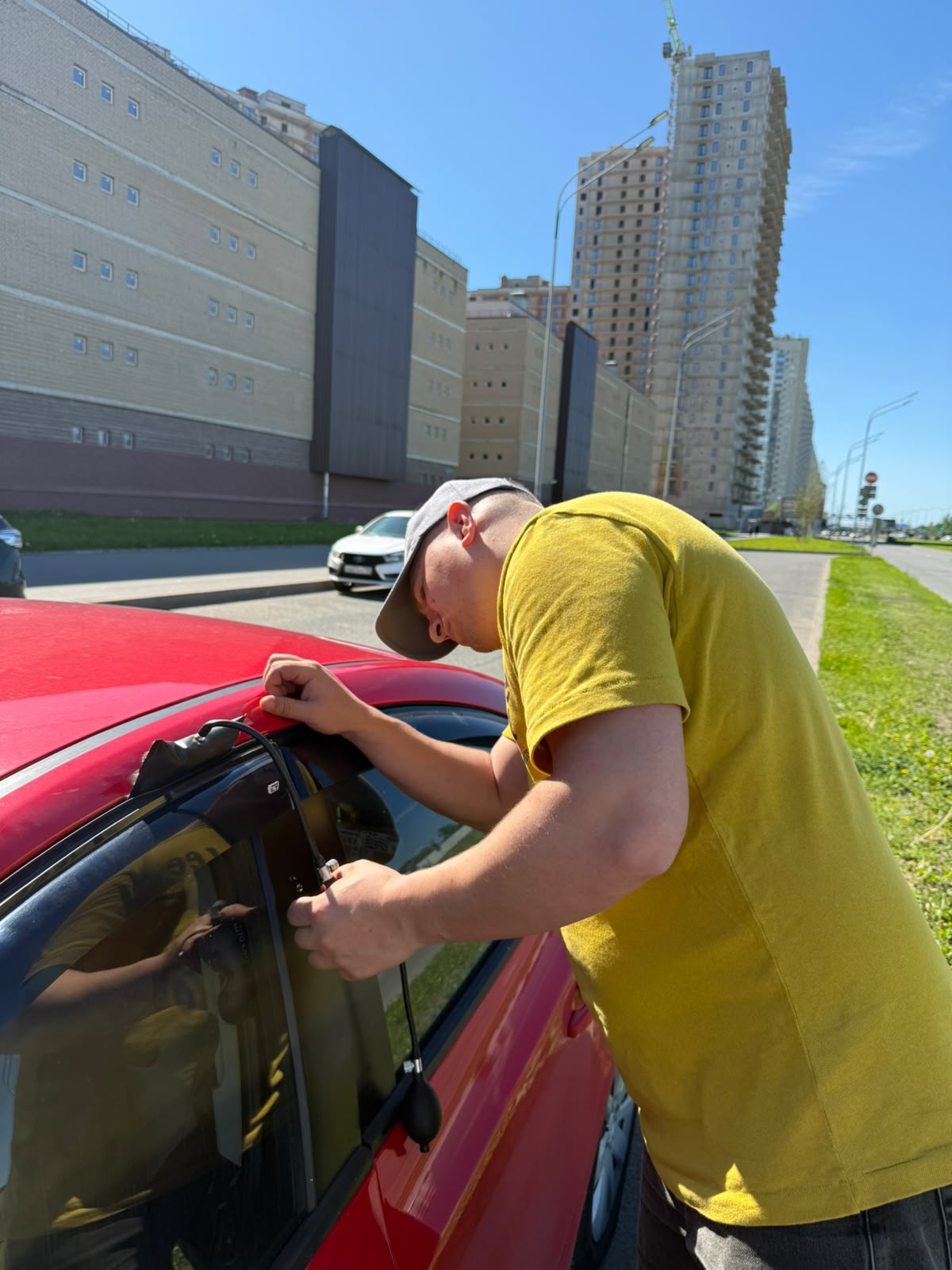 Аварийное вскрытие автомобиля мастером в Сертолово